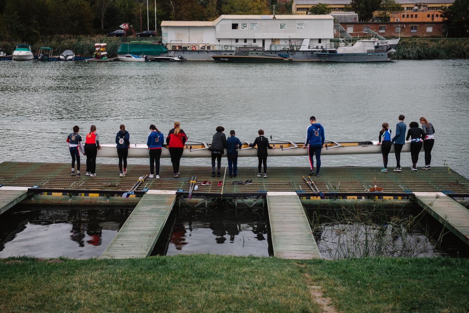A bal szélen Árvai András vezető edző