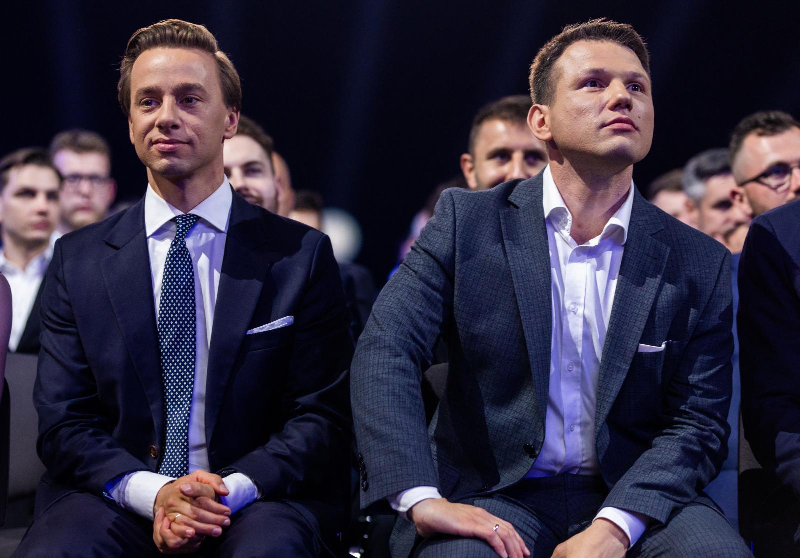 Krzysztof Bosak és Slawomir Mentzen a 2023-as parlamenti választást felvezető kampányban