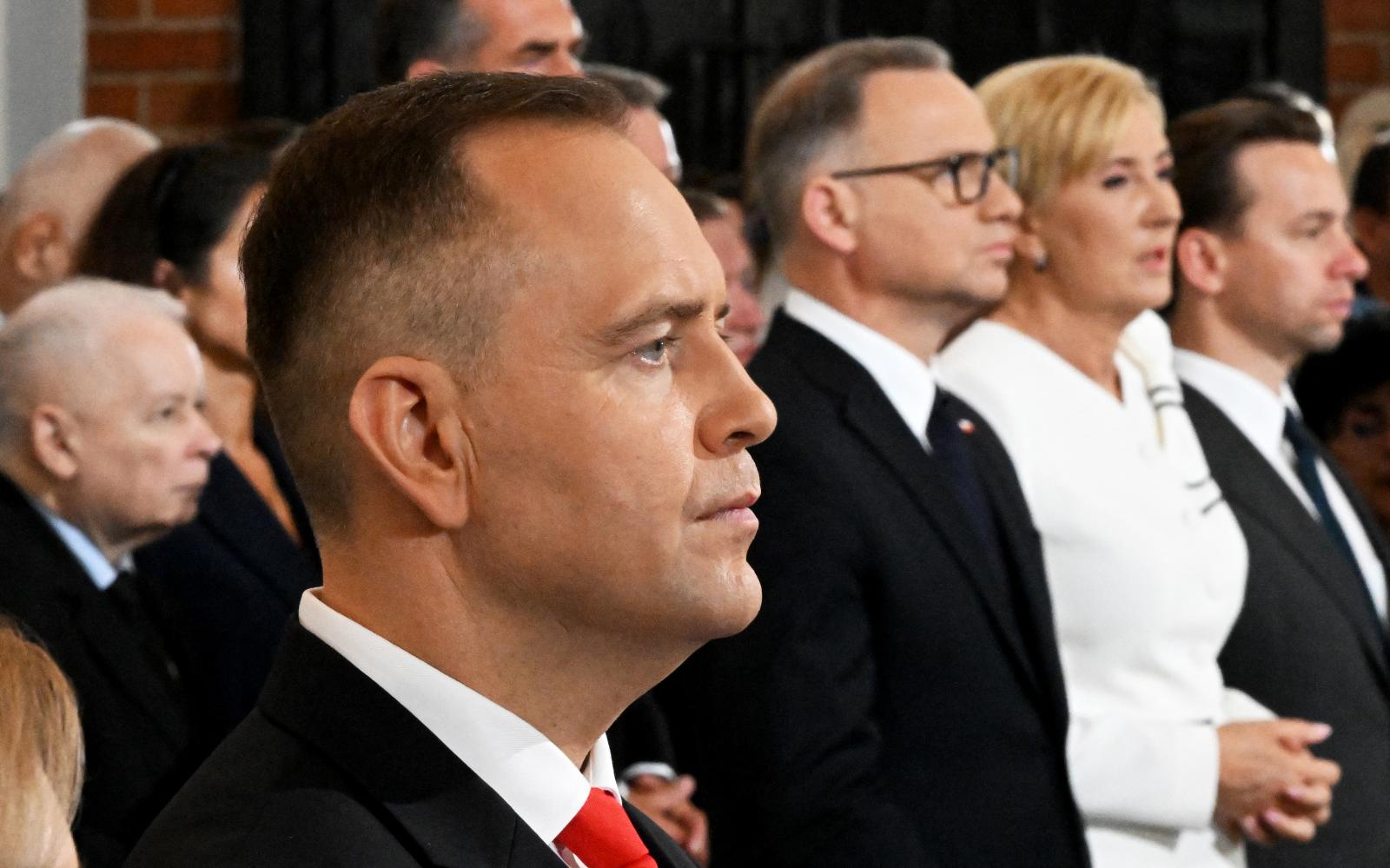Karol Nawrocki (elöl) a háttérben a kép bal szélén Jarosław Kaczyńskivel az államfő beiktatási miséjén