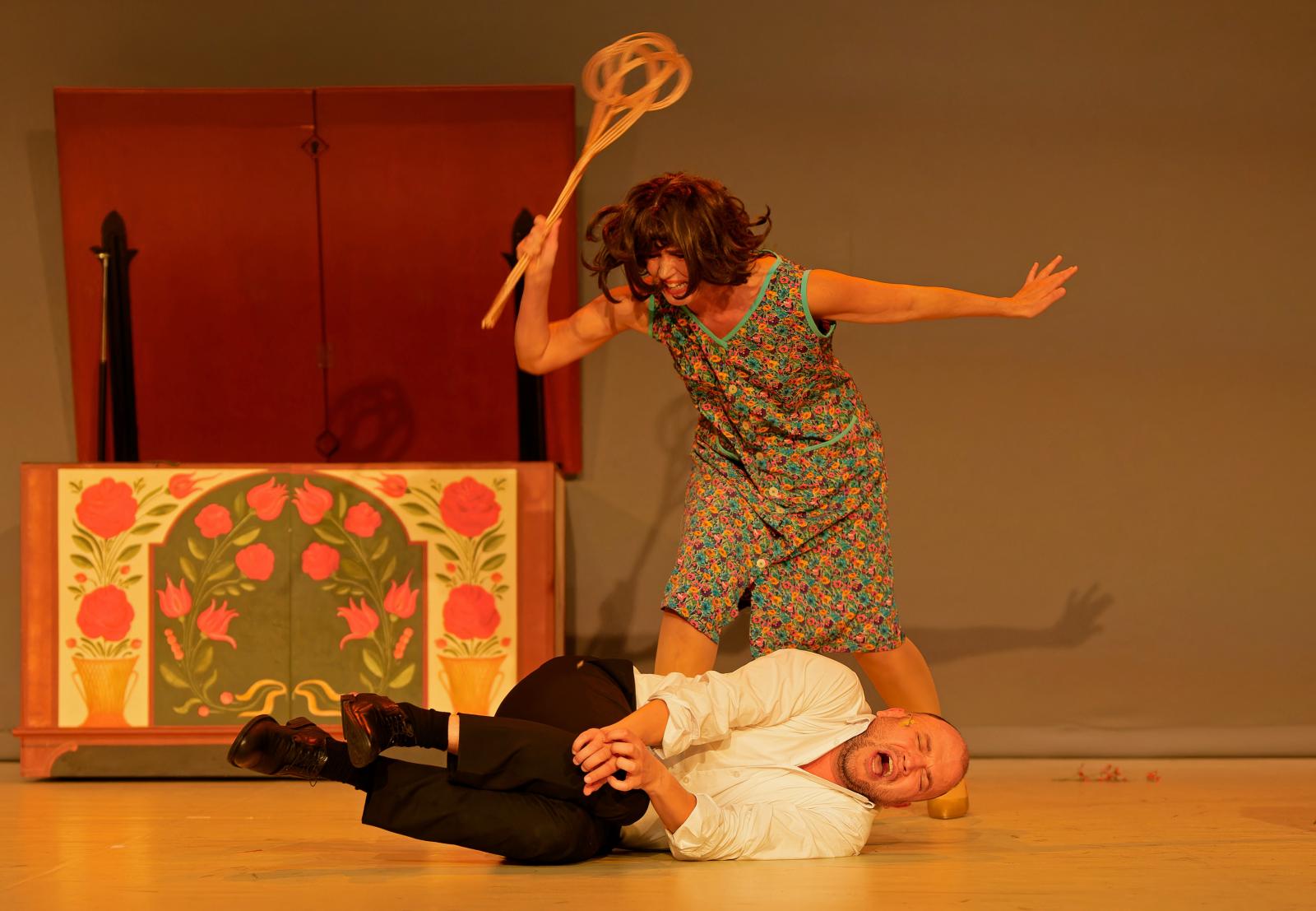 Pintér Bélát rendkívül zavarják a hatalomban lévők túlkapásai, az a cinizmus és gátlástalanság, amely jellemzi őket. Így a darabjaiban sem kíméli őket