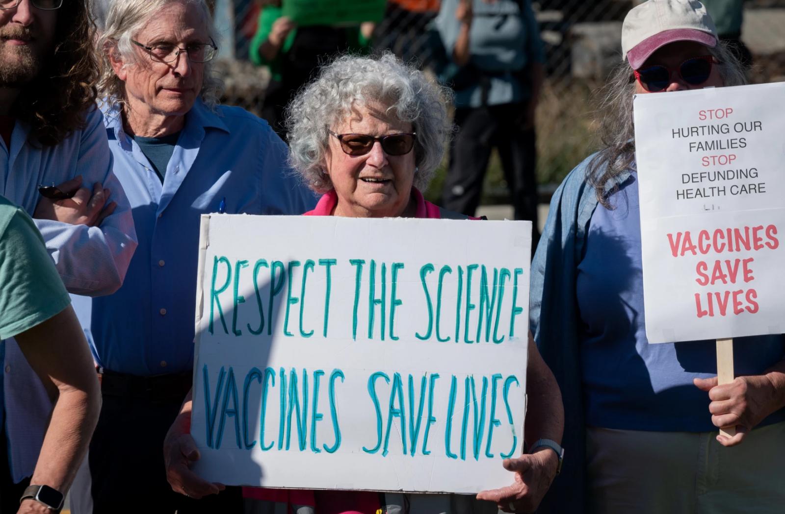 Alaszkai tüntetők
a tudomány
tiszteletére kérik
az egészségügyi
miniszter
Kennedyt