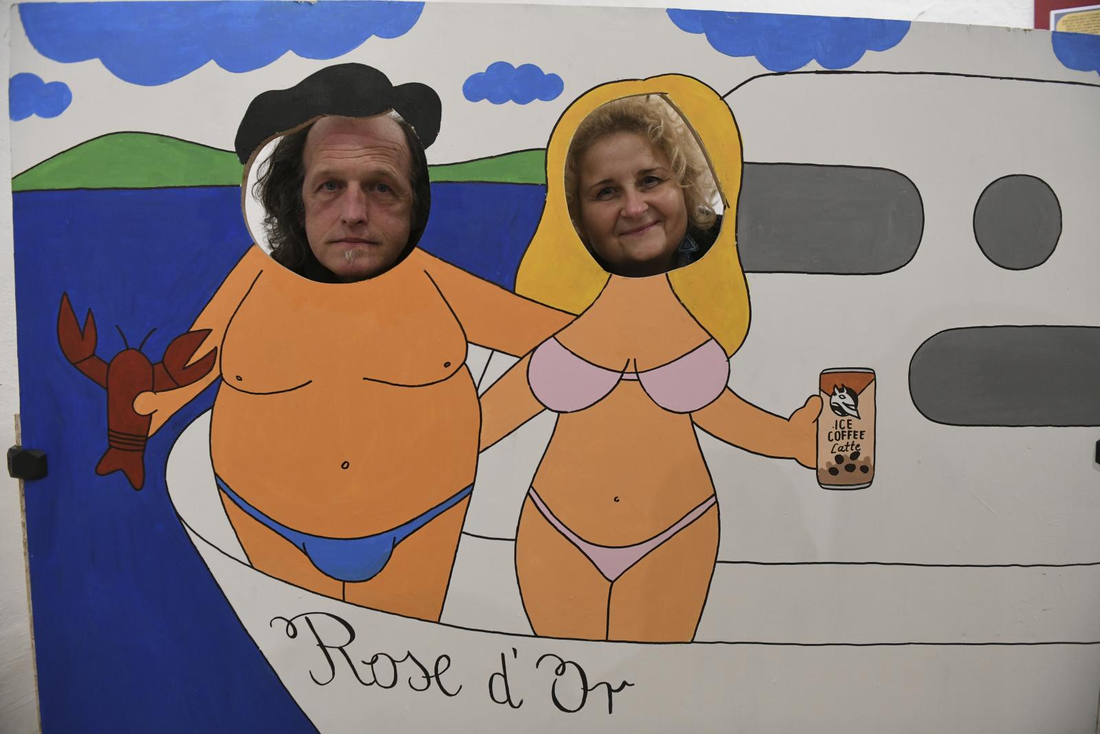 A kiállítást megnyitó Ulrich Gábor Balázs Béla-díjas film-, és képzőművész és felesége, Komoróczy Melinda