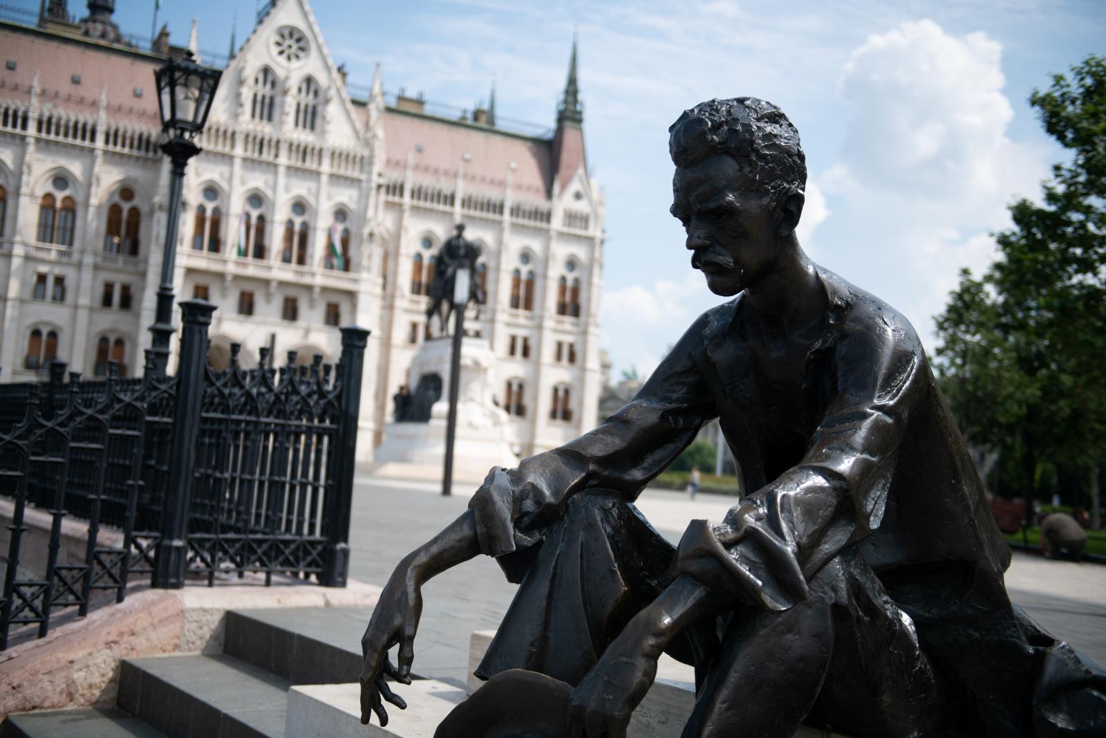 Andrássy Gyula lovas szobra (a háttérben) miatt József Attila szobrát is áthelyezték