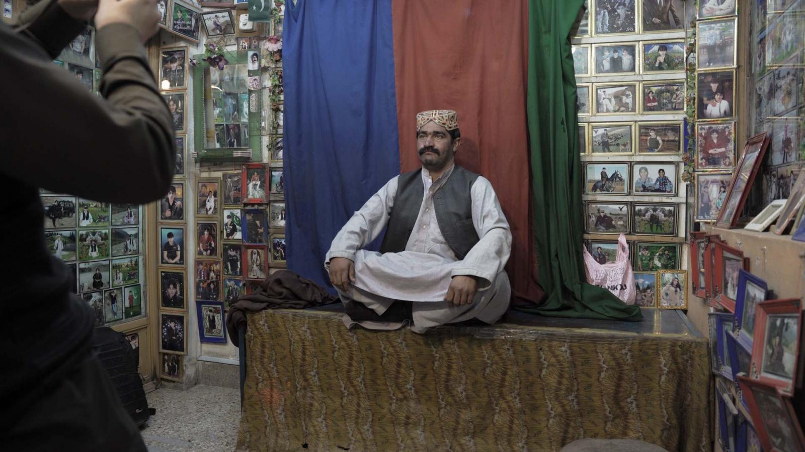 A legtöbben otthon maguknak akasztják ki a retusált fotókat, az önbecsülés utolsó ments­váraiként