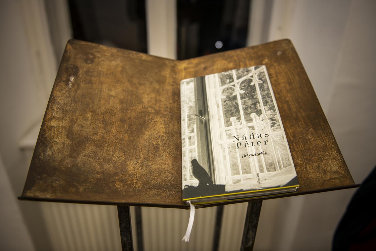 Nádas Péter művei éppúgy műtárgyakká válnak a „helyszínelés során”