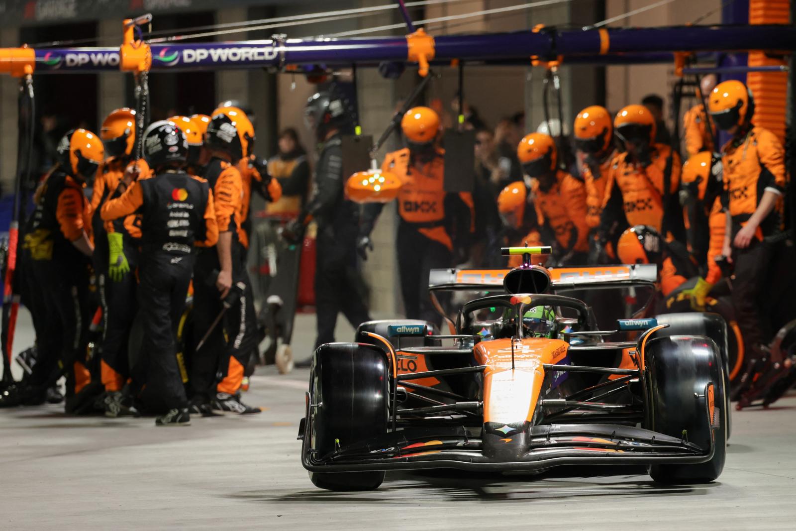 A McLaren csapata hibázott, ezért mindkét versenyzőjüket kizárták. Képünkön Oscar Piastri áll ki a boxból