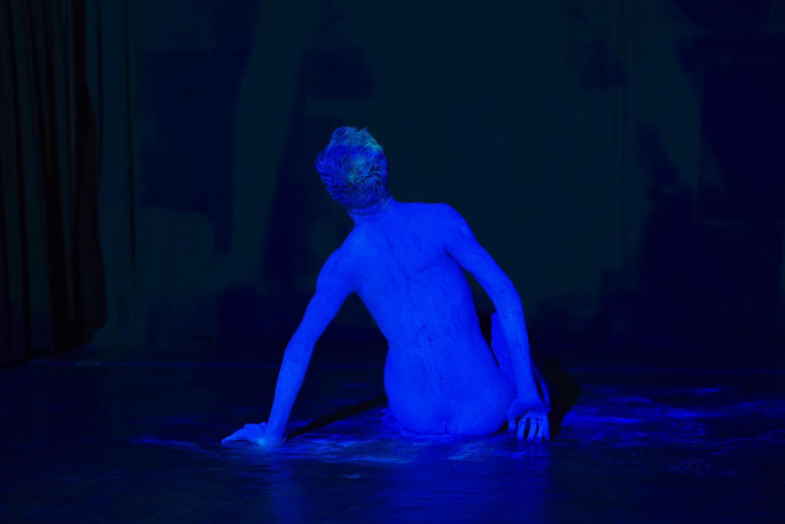 Bot Ádám táncművész Gálos László Semmi-szövegek – Hommage a Samuel Beckett című előadásában