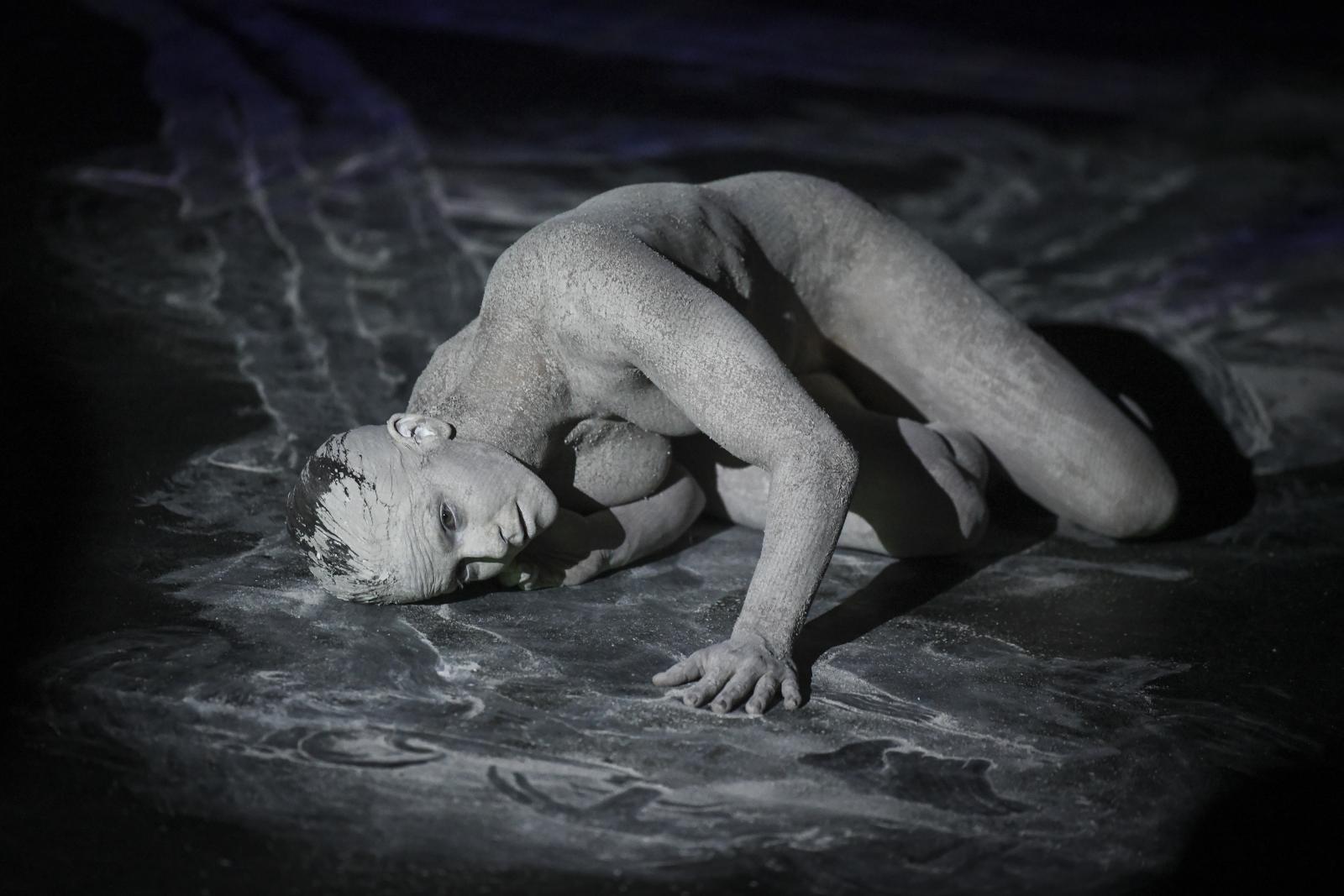 Mórocz Eszter táncművész Gálos László Semmi-szövegek – Hommage a Samuel Beckett című előadásában