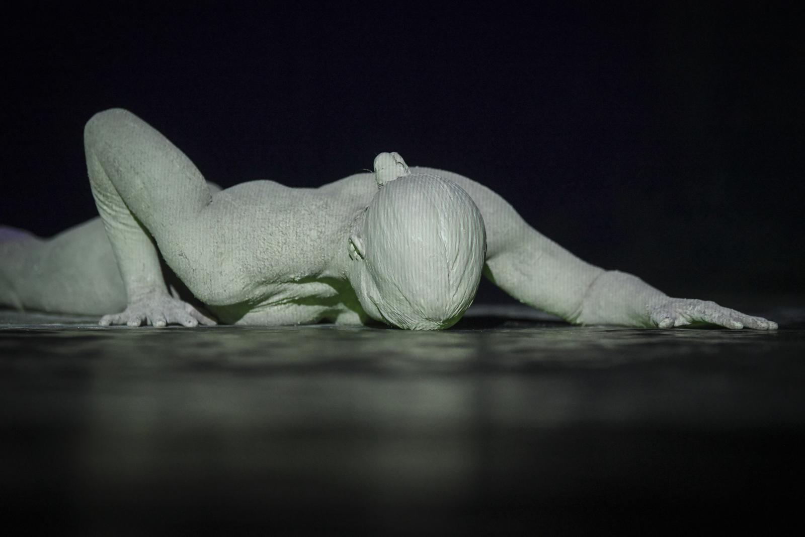 Mórocz Eszter táncművész Gálos László Semmi-szövegek – Hommage a Samuel Beckett című előadásában