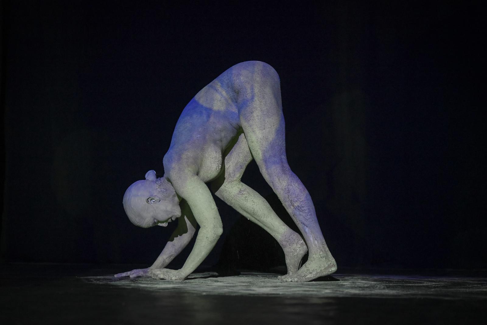 Mórocz Eszter táncművész Gálos László Semmi-szövegek – Hommage a Samuel Beckett című előadásában