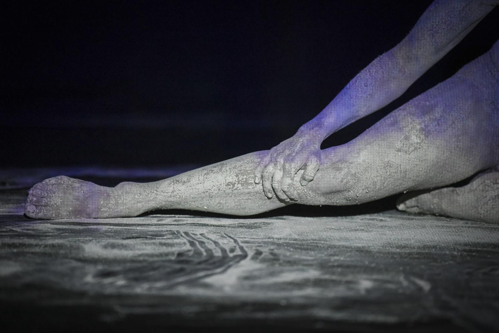 Mórocz Eszter táncművész Gálos László Semmi-szövegek – Hommage a Samuel Beckett című előadásában