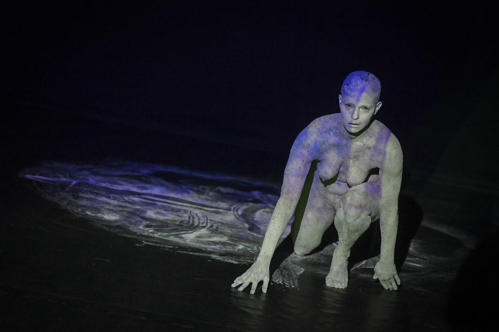 Mórocz Eszter táncművész Gálos László Semmi-szövegek – Hommage a Samuel Beckett című előadásában