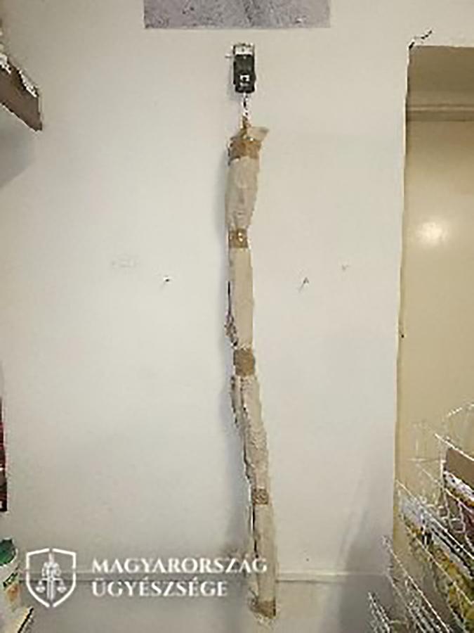 Az elkövetéshez használt akácfa bot.