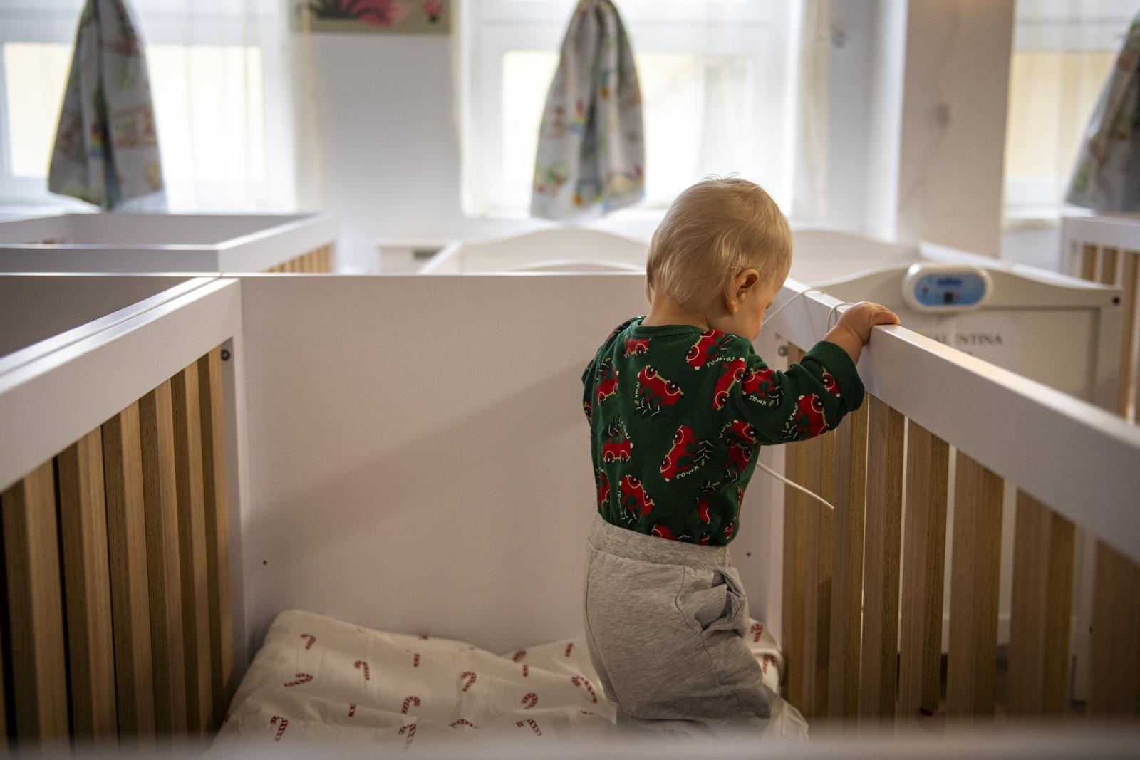 Az egyik kisgyerek az első 46 közül. Többségük eddig a helyi kórházban volt