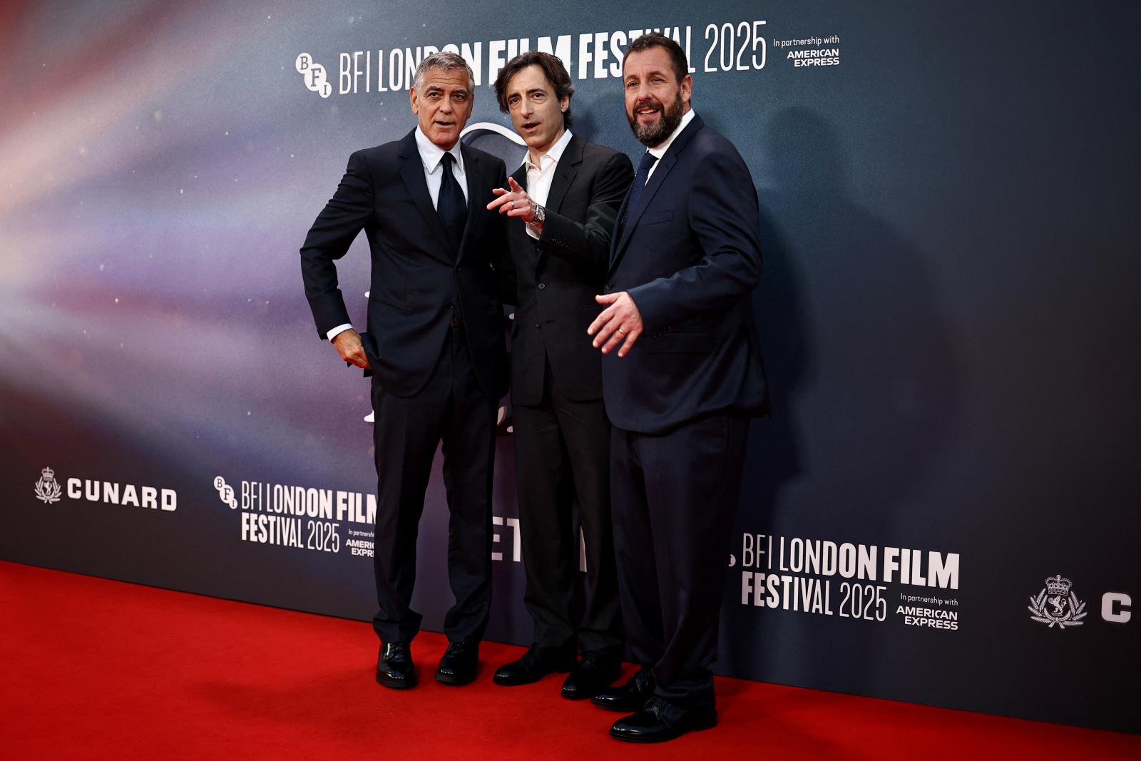 George Clooney, Noah Baumbach és Adam Sandler a vörös szőnyegen, október 10-én.