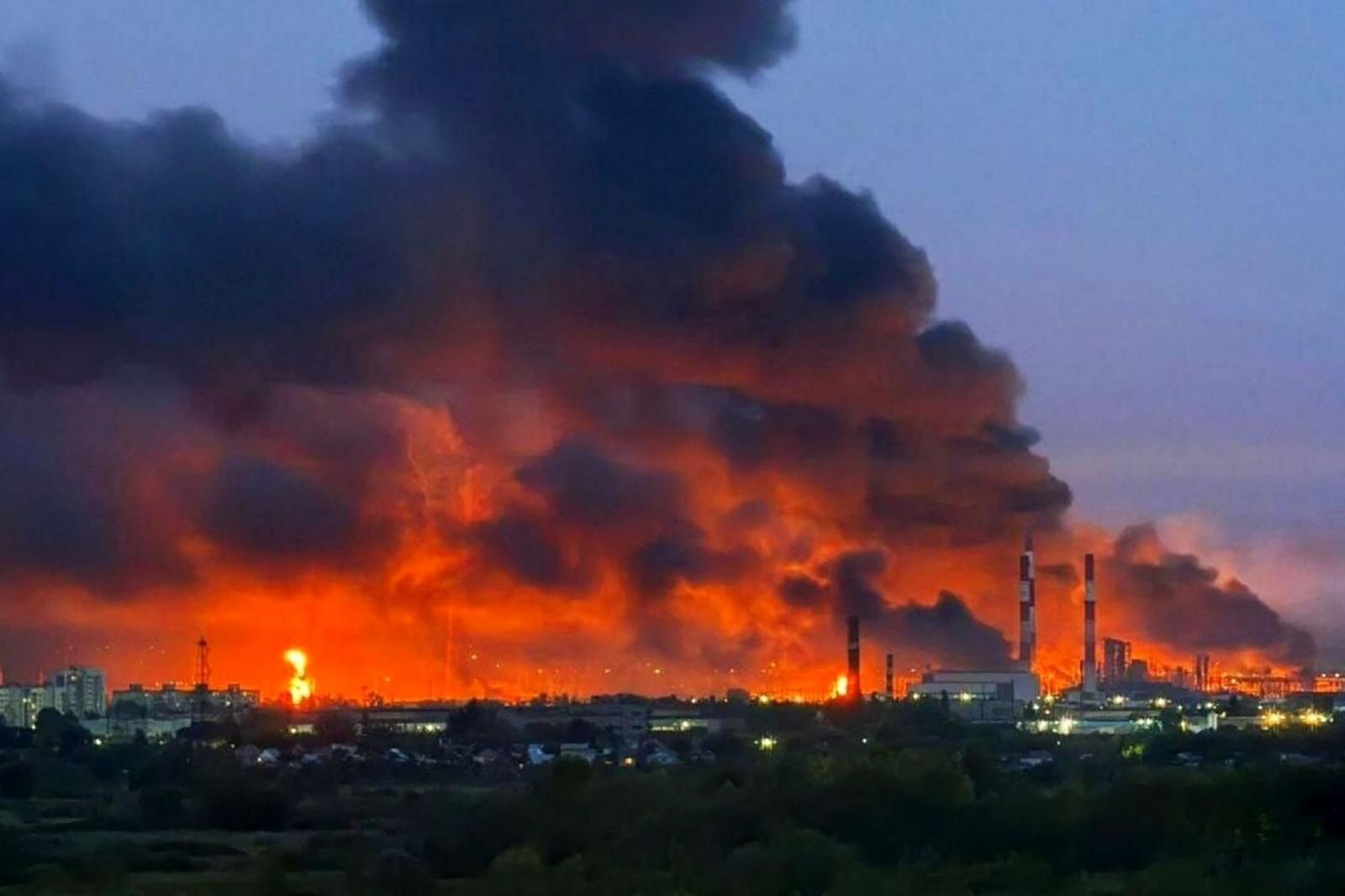 Időlegesen kilőttek a dízelárak, okkal: a lebombázott finomítónak nem csak a füstje, a lángja is nagy volt