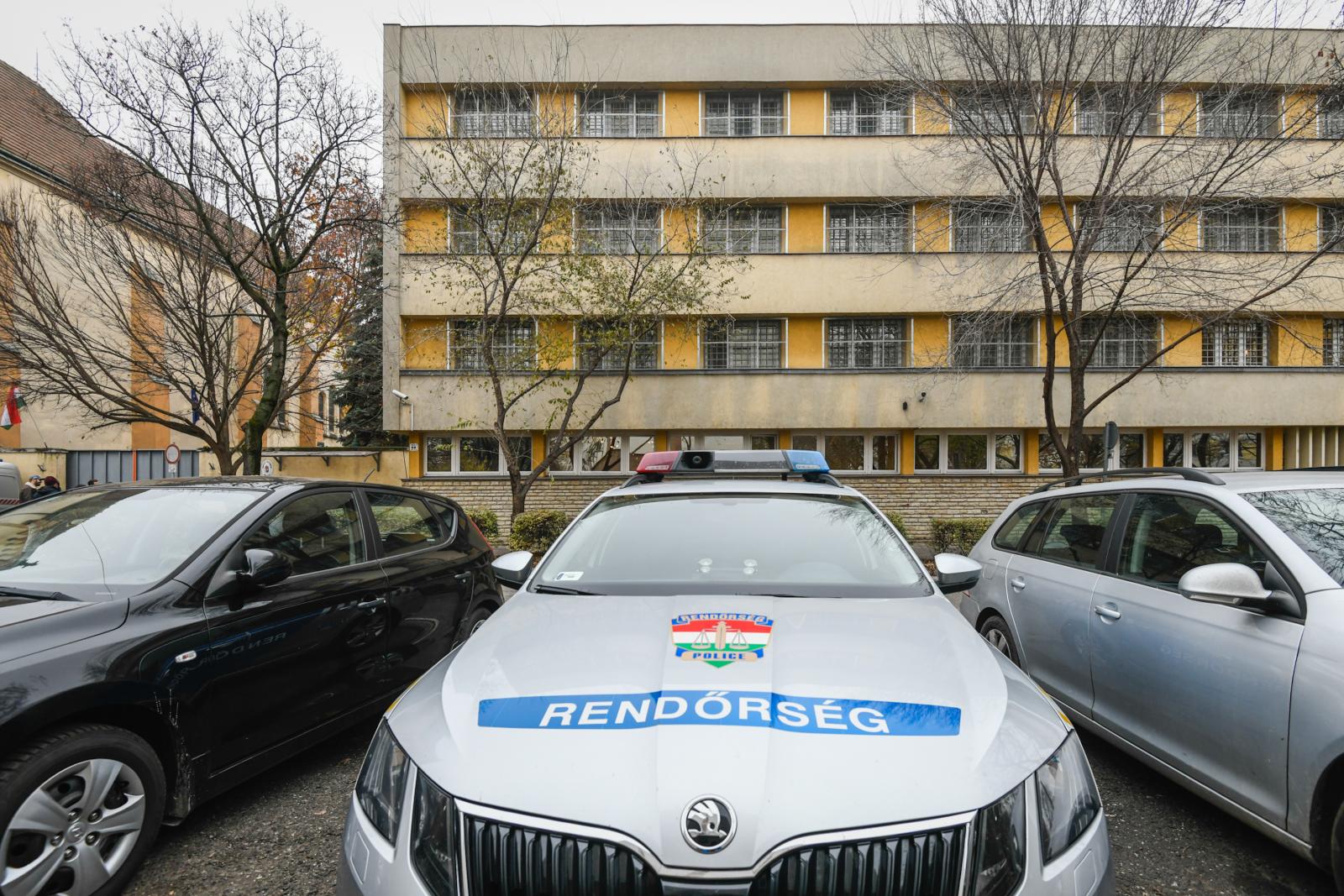 Szőlő utca. Előtérben a rendőrautó