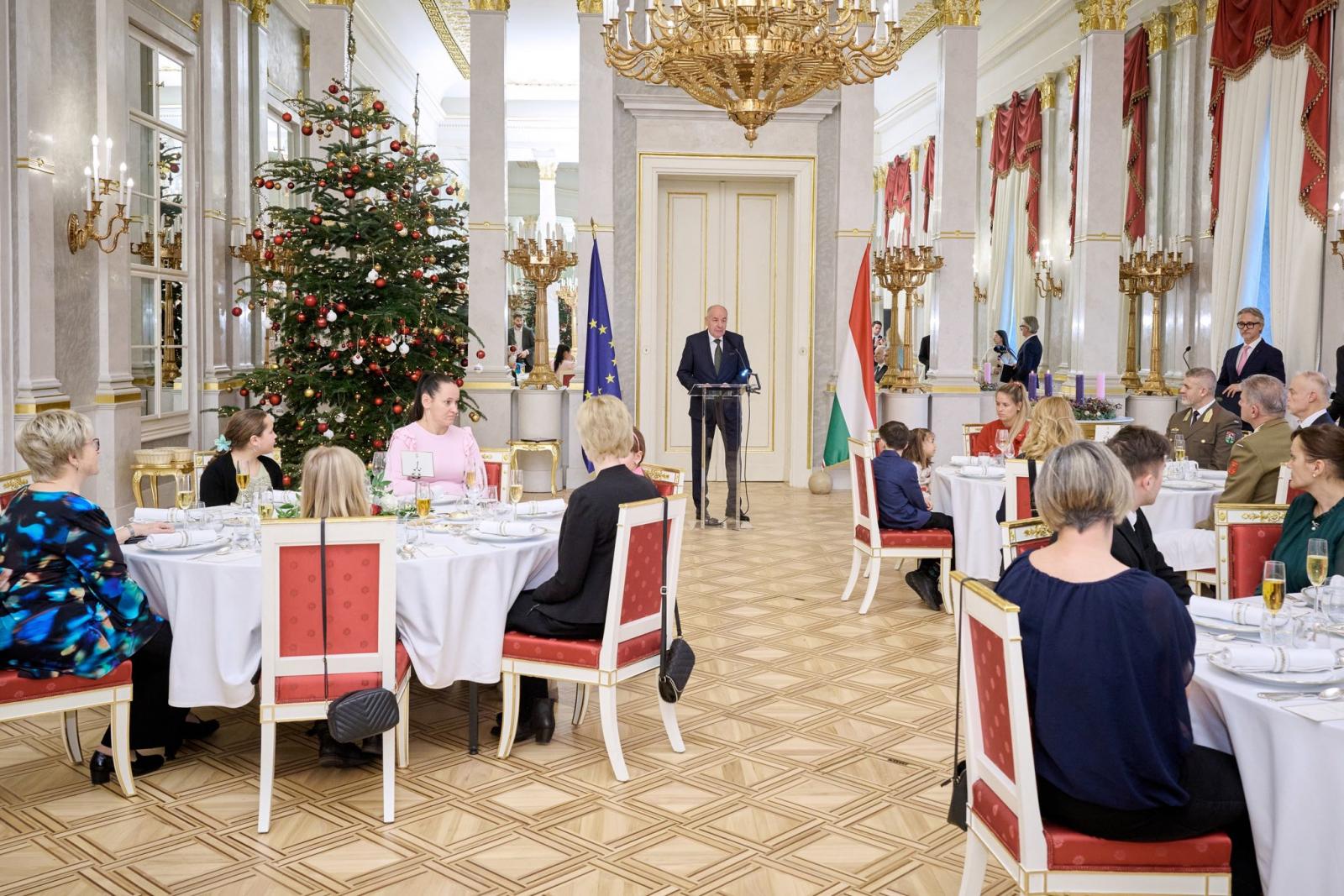 Sulyok Tamás a zászlók között; a kép jobb oldalán öltönyben a fideszes politikus