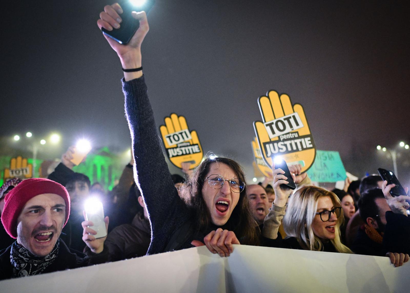 Tüntetők a román kormány székháza előtt Bukarestben, 2025. december 12-én