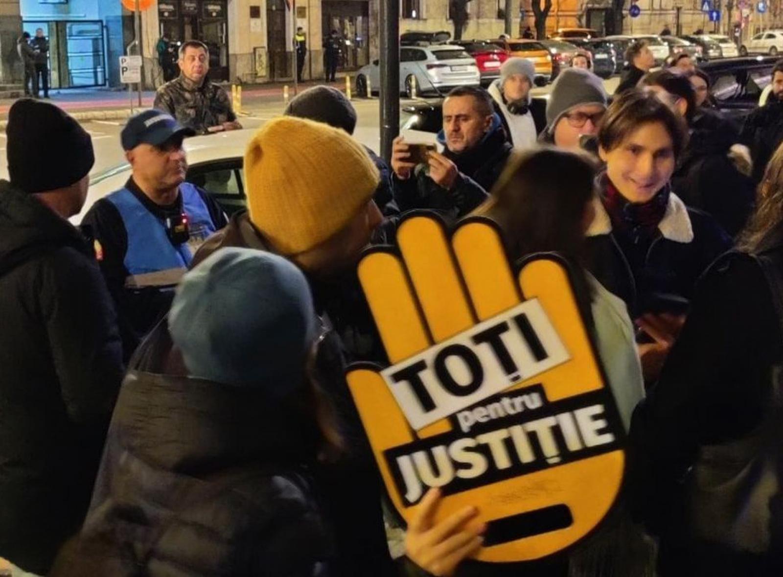 Bukarestben és más nagyvárosokban is az igazságszolgáltatás függetlenségét követelő tüntetések zajlanak
