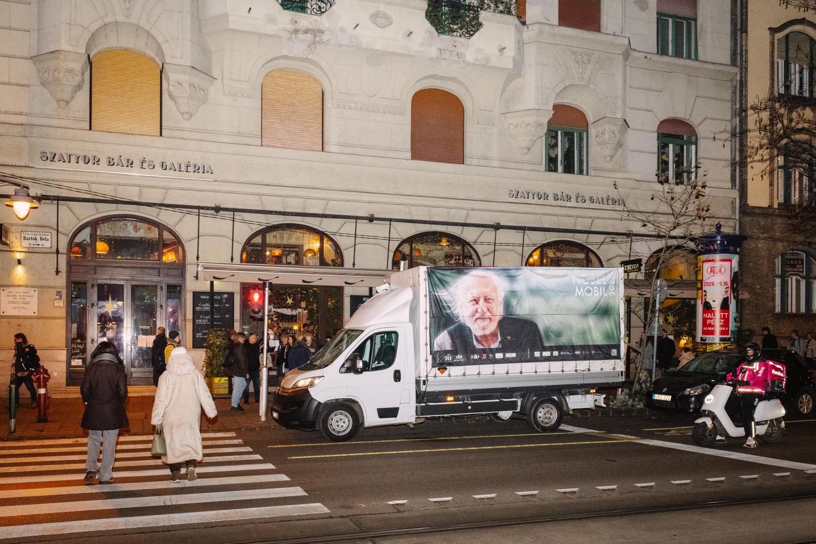 A teherautó a Hadik Kávéháznál.