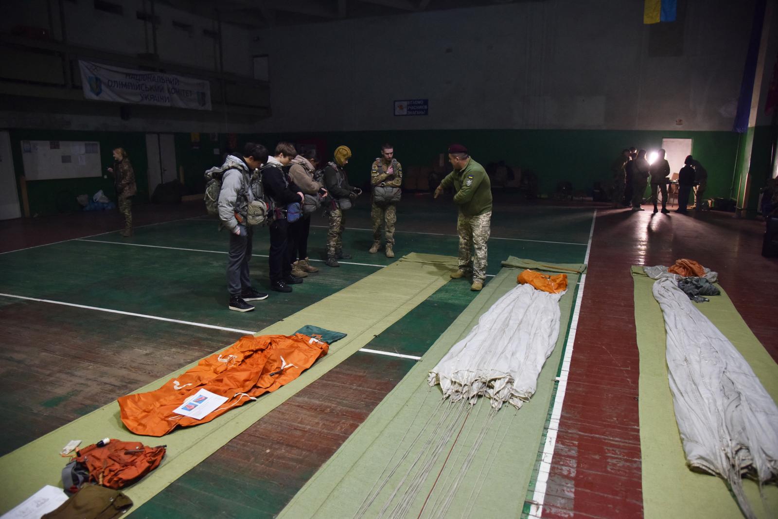 Tinédzserek ejtőernyős- és drónkiképzésen a nyugat-ukrajnai Lvivben