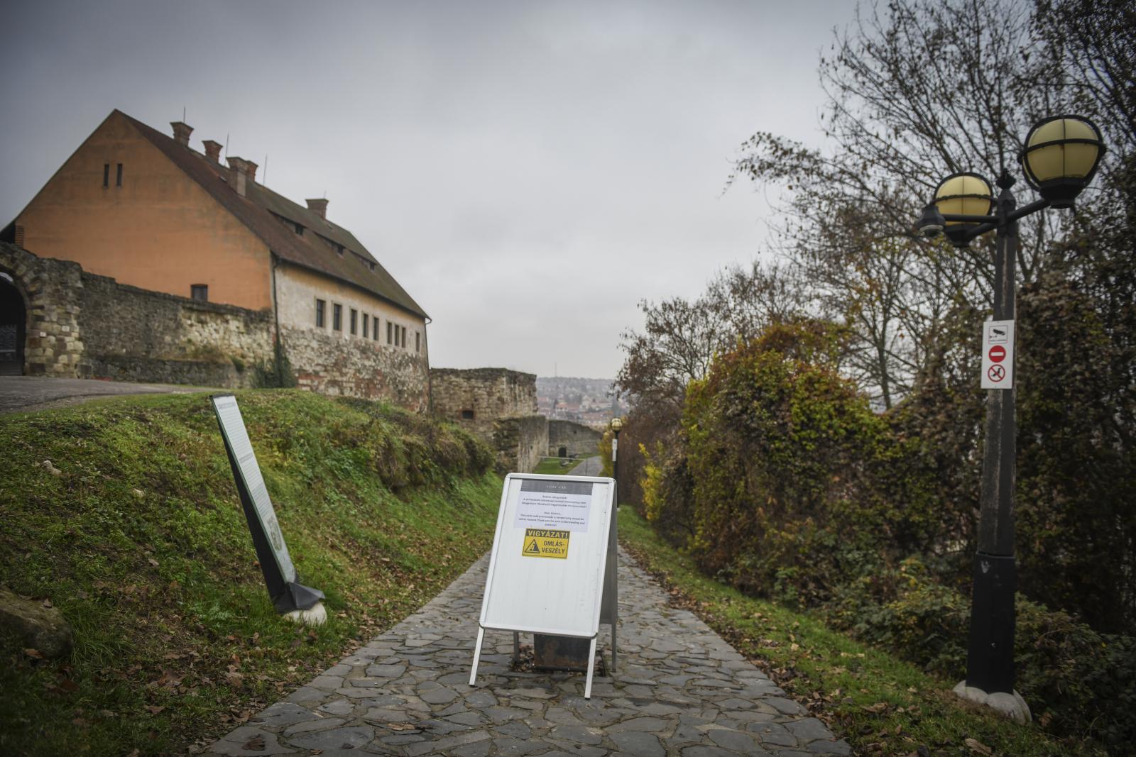 Lassan 12 éve tart a felújítás, de most le kellett zárni a várfalsétányt