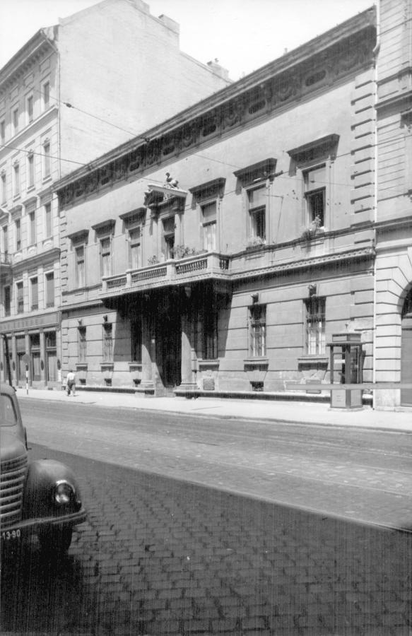 Az Üllői út 8. szám alatti Königsegg-palota, amely a gróf egyik lakóhelye volt budapesti tartózkodásai során