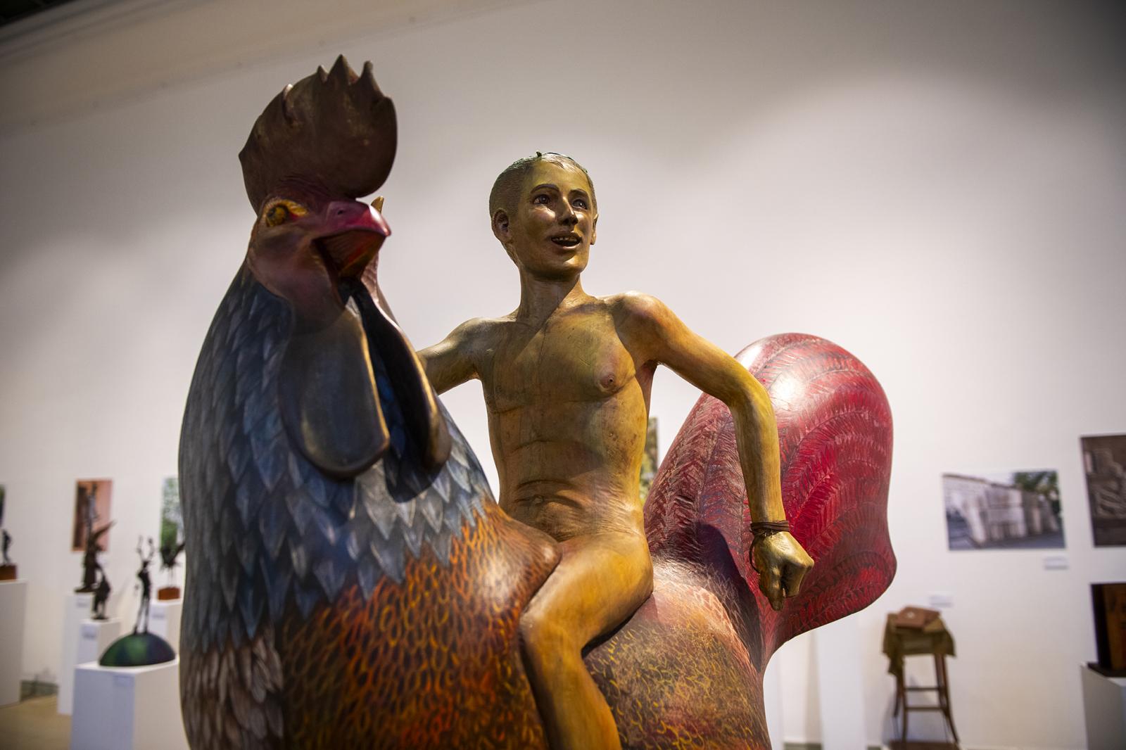 A művész a szobrait gyakran kifestette