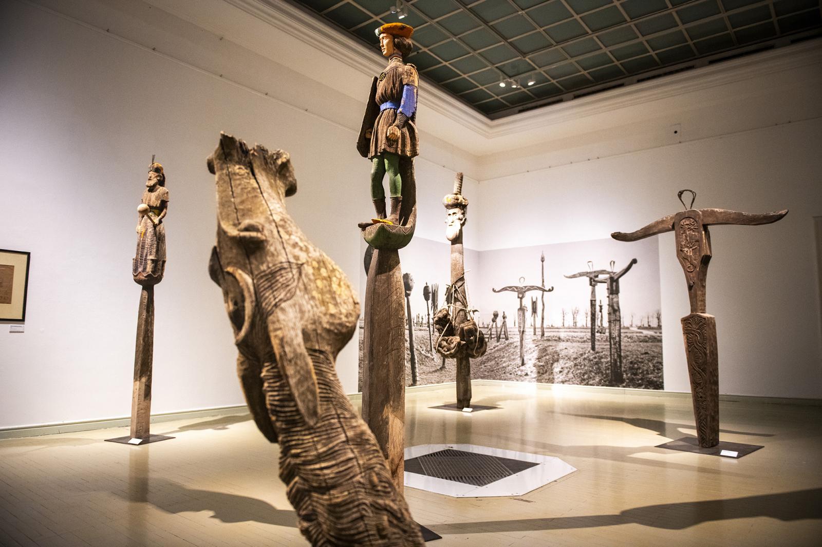 Az utolsó teremben a Mohácsi Nemzeti Emlékhely szoborinstallációjának Kő Pál által készített darabjait vehetjük szemügyre