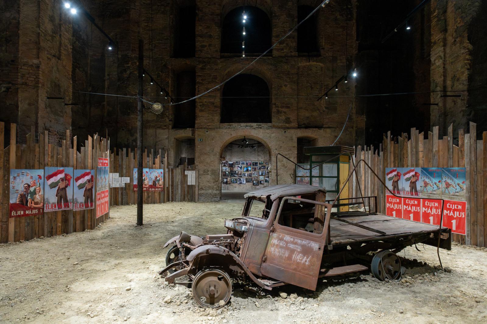 A Magyar Orvosi Kamara (MOK) által szervezett tüntetés Budapesten a Kossuth téren 2025. március 8-án