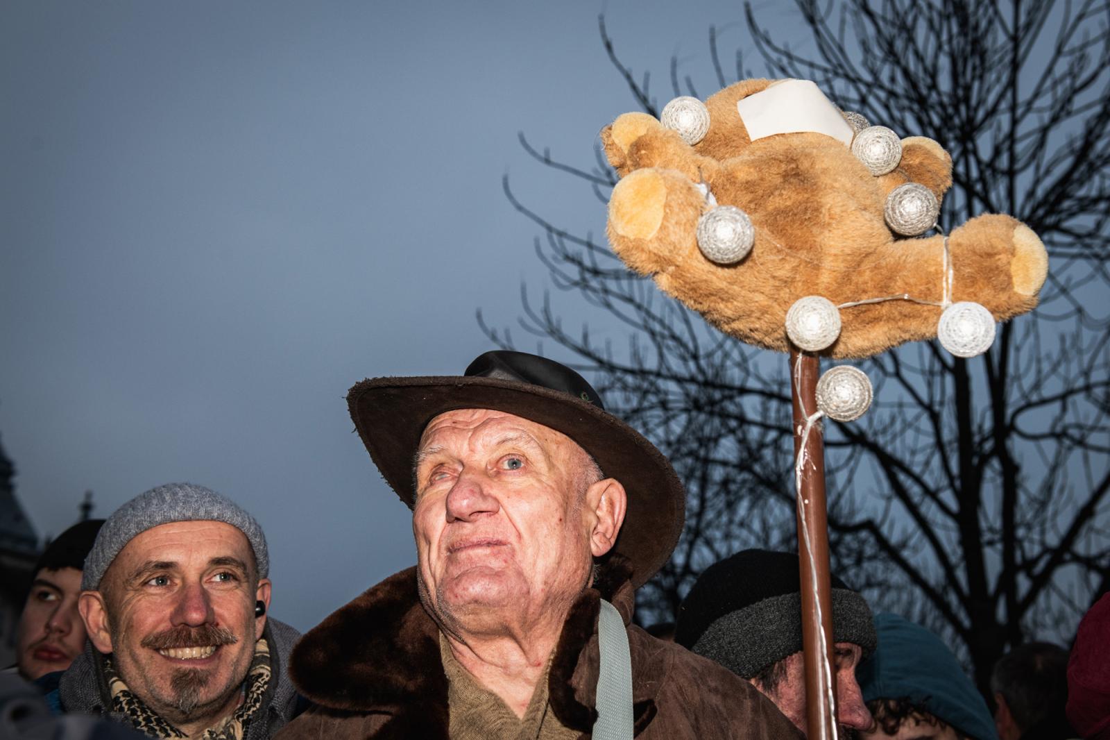 A Magyar Orvosi Kamara (MOK) által szervezett tüntetés Budapesten a Kossuth téren 2025. március 8-án