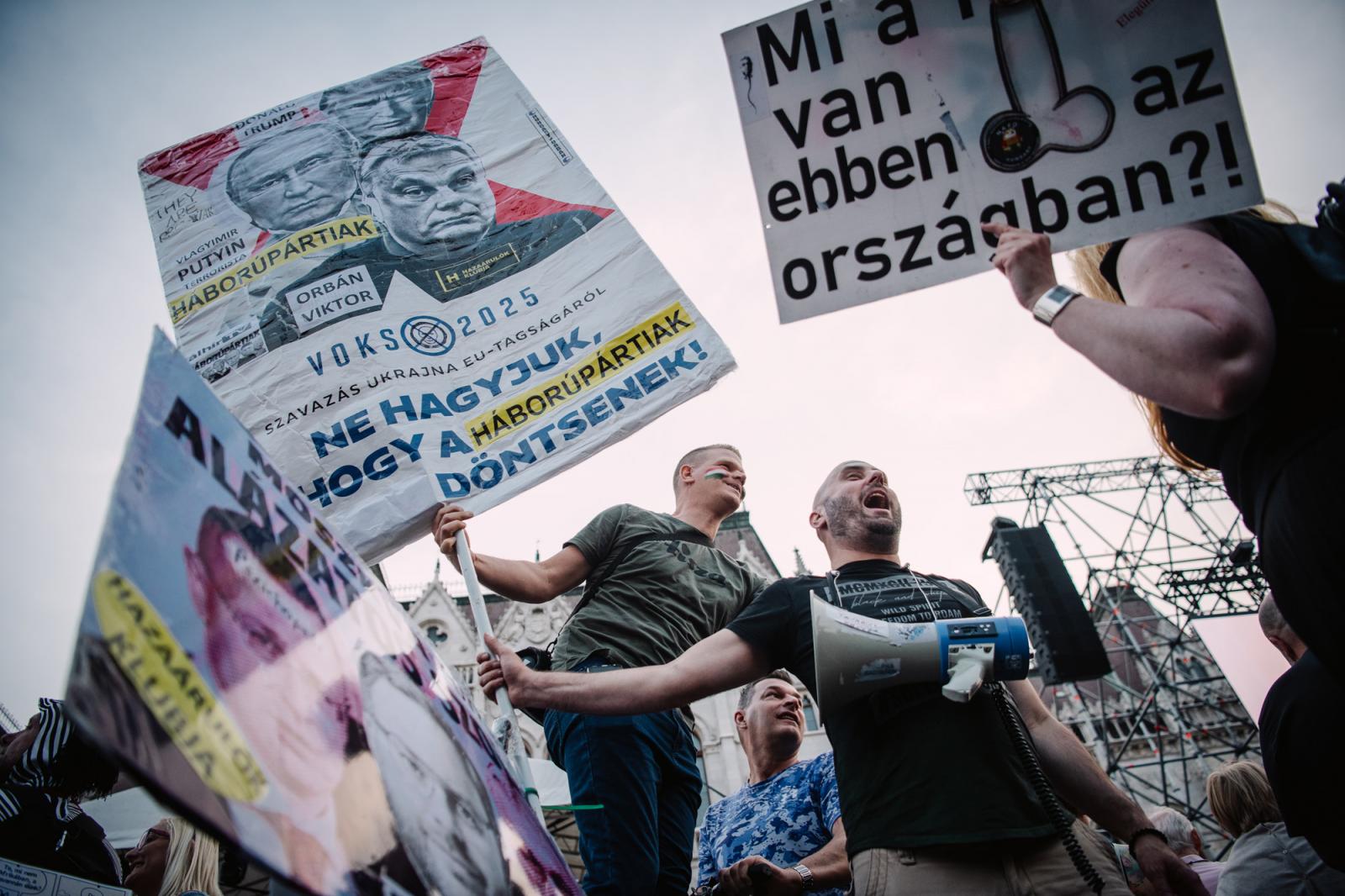 A Magyar Orvosi Kamara (MOK) által szervezett tüntetés Budapesten a Kossuth téren 2025. március 8-án