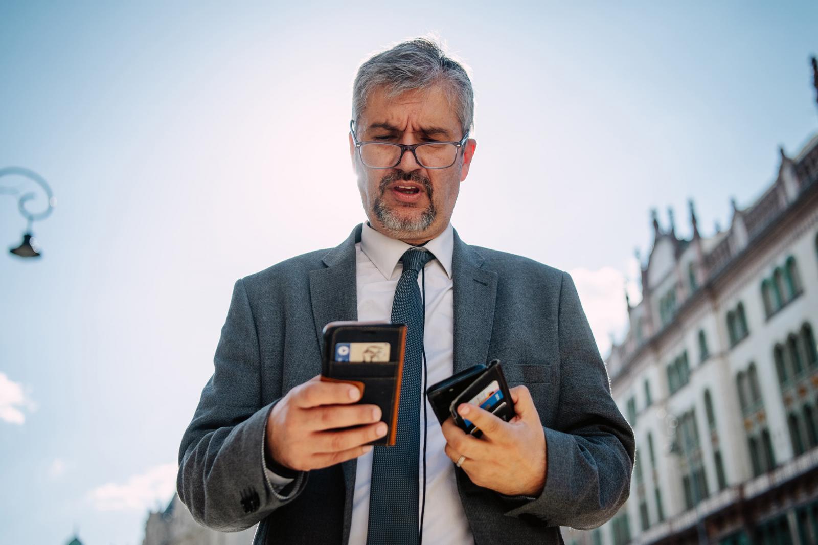 A Magyar Orvosi Kamara (MOK) által szervezett tüntetés Budapesten a Kossuth téren 2025. március 8-án