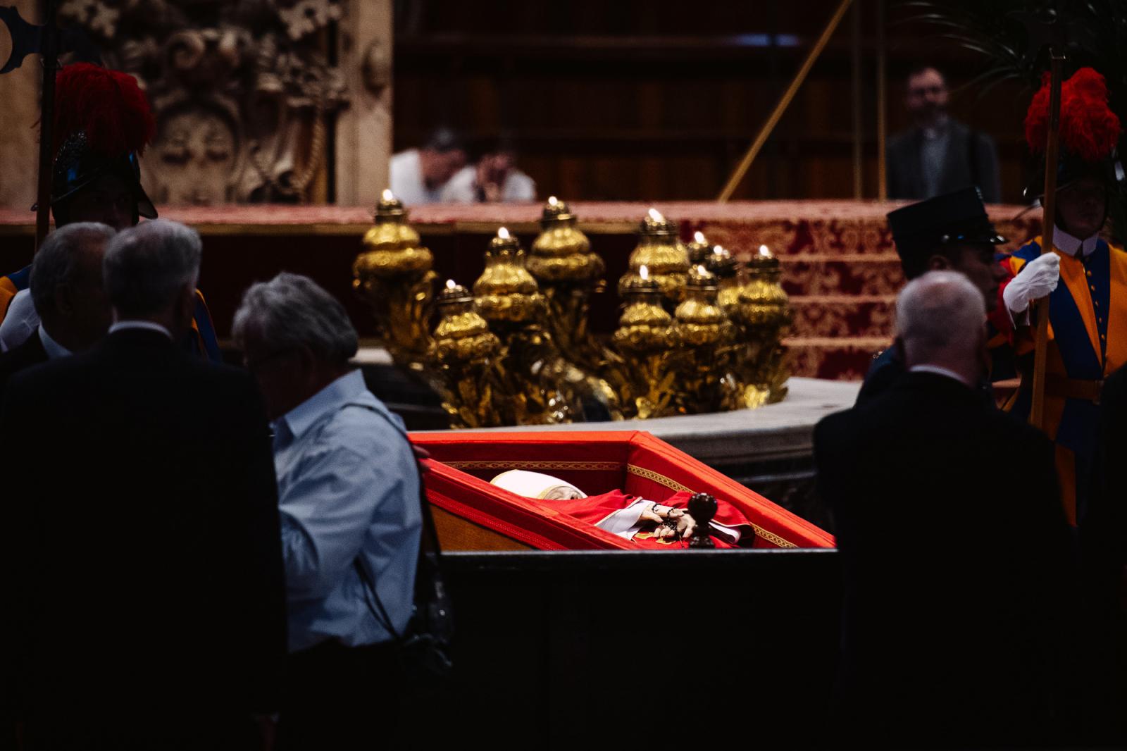 A Magyar Orvosi Kamara (MOK) által szervezett tüntetés Budapesten a Kossuth téren 2025. március 8-án