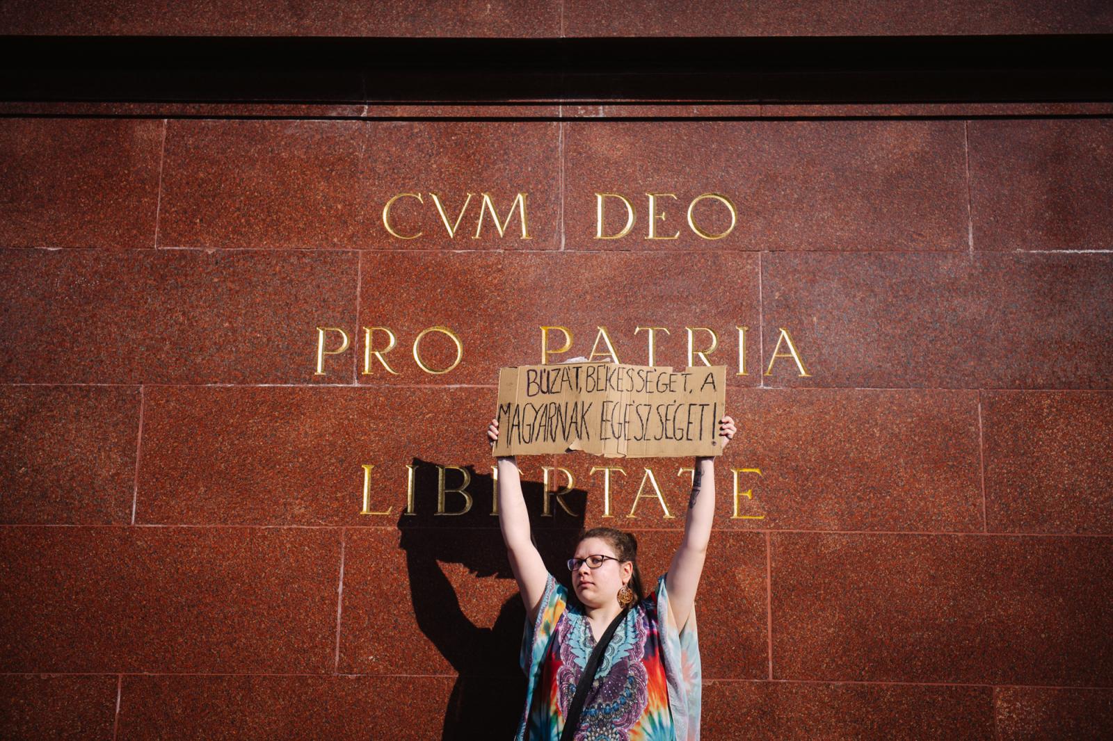 A Magyar Orvosi Kamara (MOK) által szervezett tüntetés Budapesten a Kossuth téren 2025. március 8-án