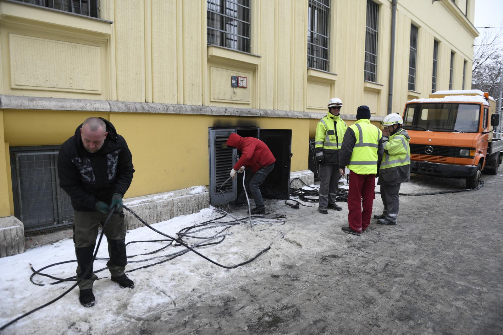A kigyúlt trafónál kábeleket húz ki az E.ON.