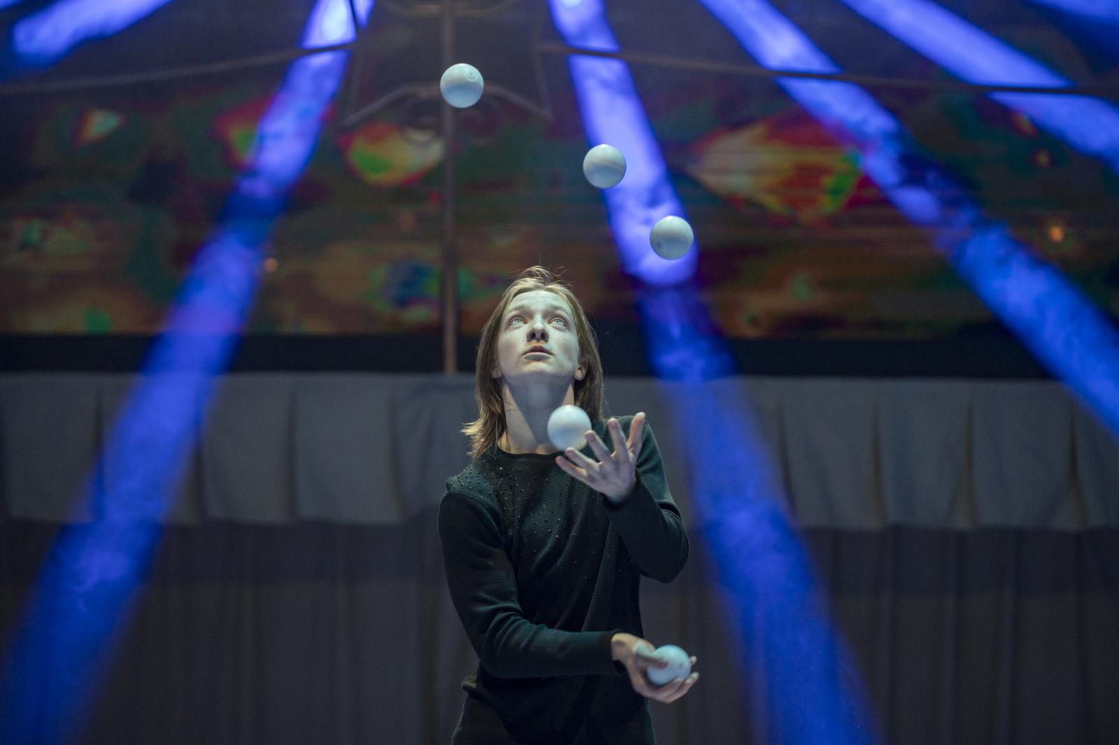 Az ugyancsak ukrán Lyko Andrii tehetséges
zsonglőrnek mutatkozik