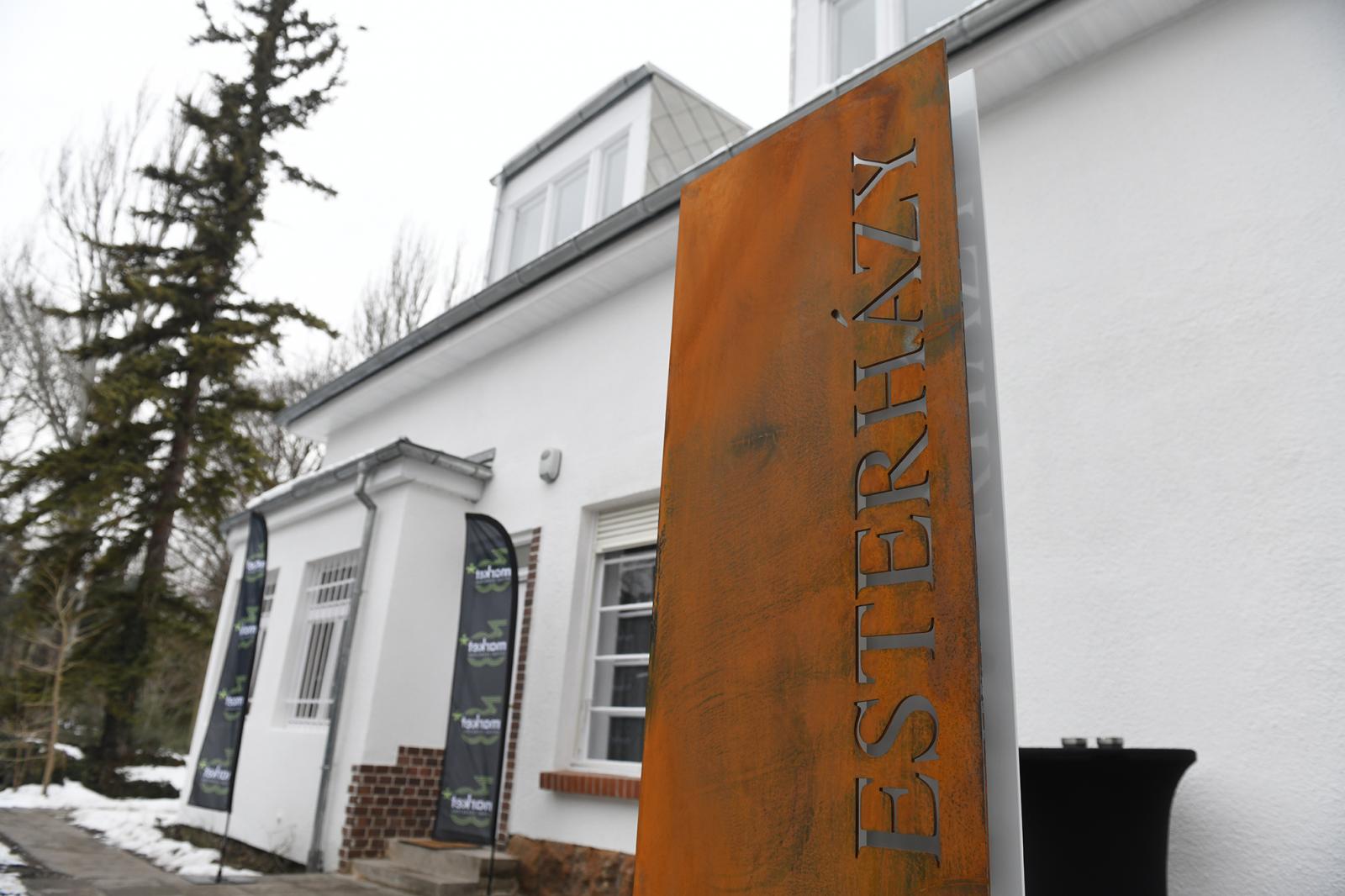 A pár hónapja még viseltes falakkal tagolt épületben mára annyi szoba lett, hogy egy részéről még azt se tudják, mire fogják használni