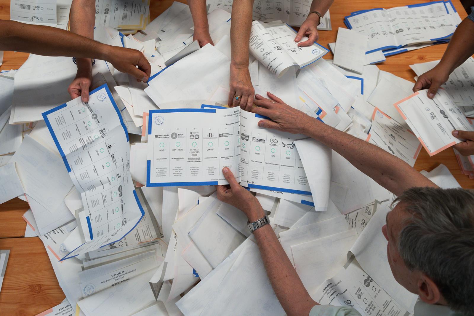 Igazán csalni aligha lehet az ellenzéki választási bizottsági tagok szeme láttára