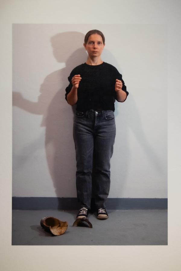 Czene Márta műve Ai Weiwei kínai művész híres, 1995-ös fotósorozatát idézi meg