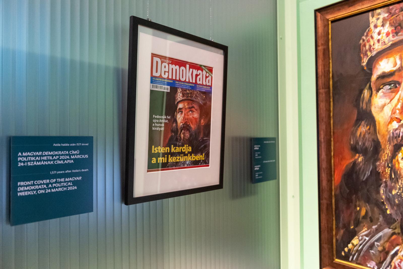 Az Attila-portré mellé valamiért odatették a műalkotás alapján készült Demokrata-címlapot is