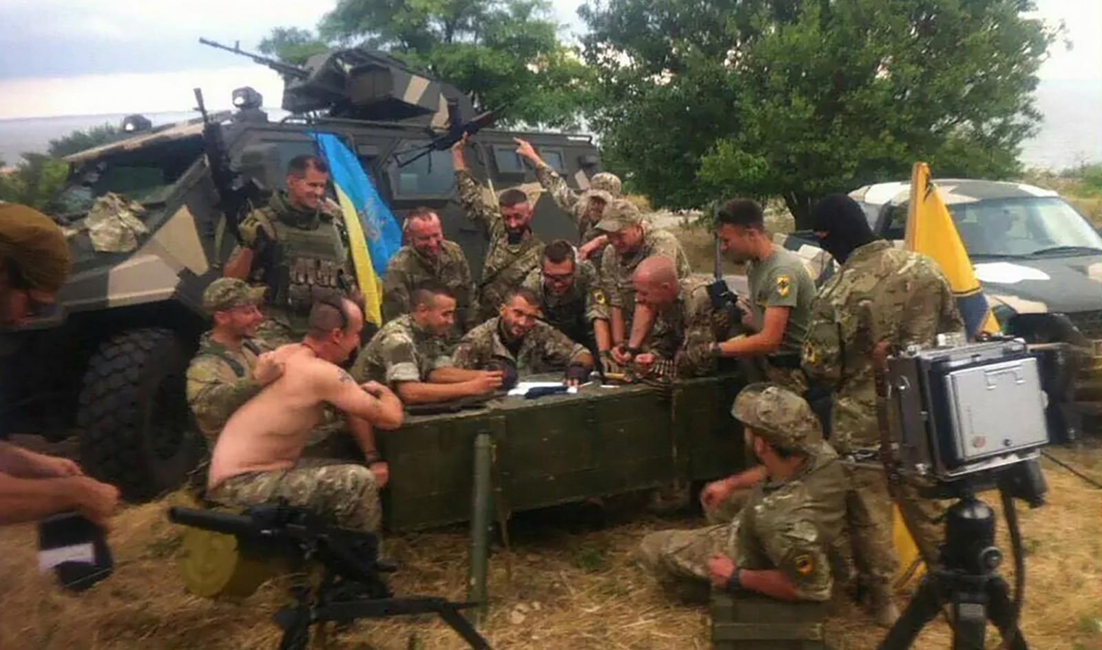 Diplomácia? Ilja Repin A zaporozsjei
kozákok levelet írnak a török szultánnak
című képe (felül), illetve egy Levél Putyin
cárnak címmel publikált 2022-es fotó