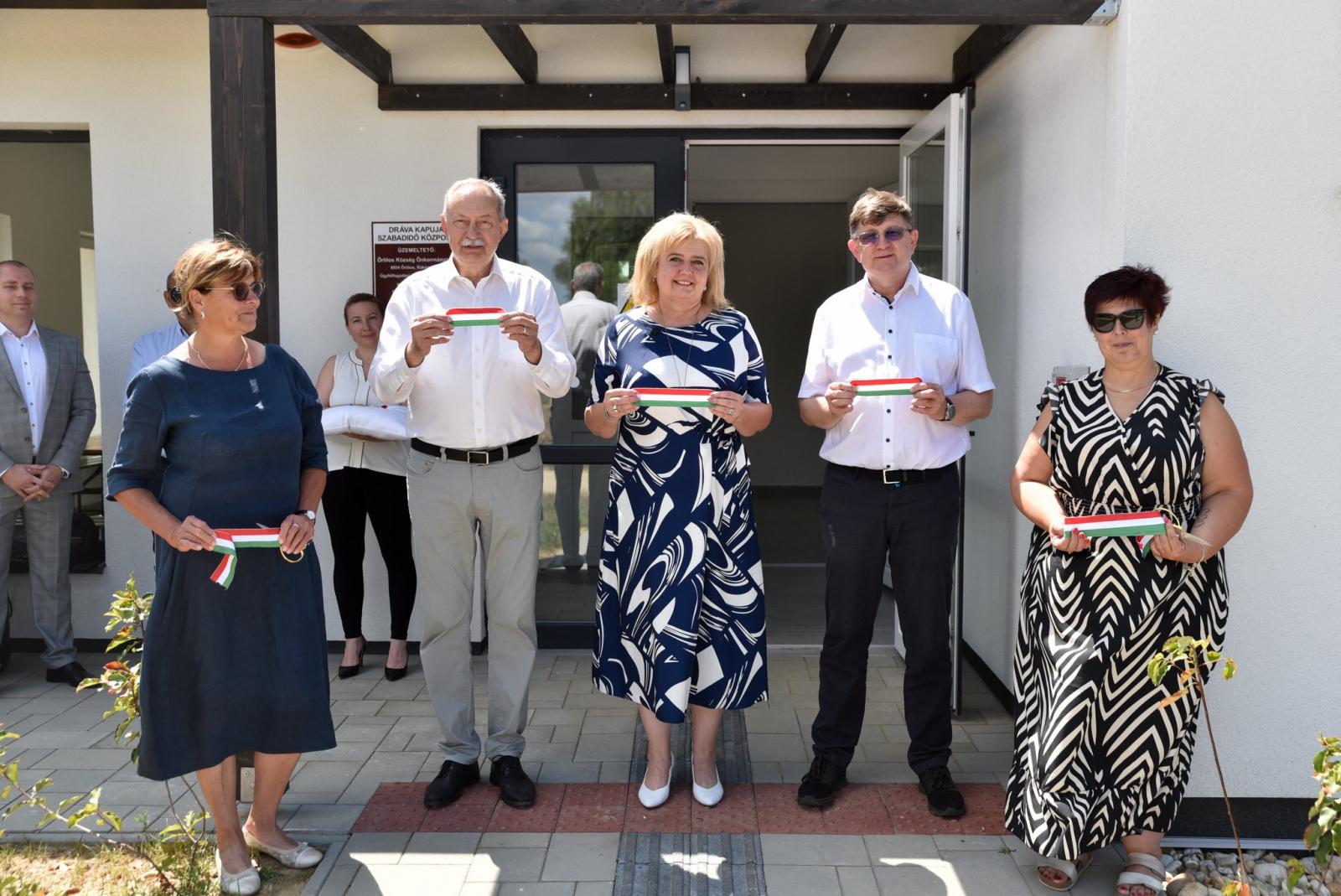 Vág, mutat, beszél, gratutál, etc., és bár mindenkit kellene képviselnie, mégis pártpolitizál minden szégyenérzet nélkül