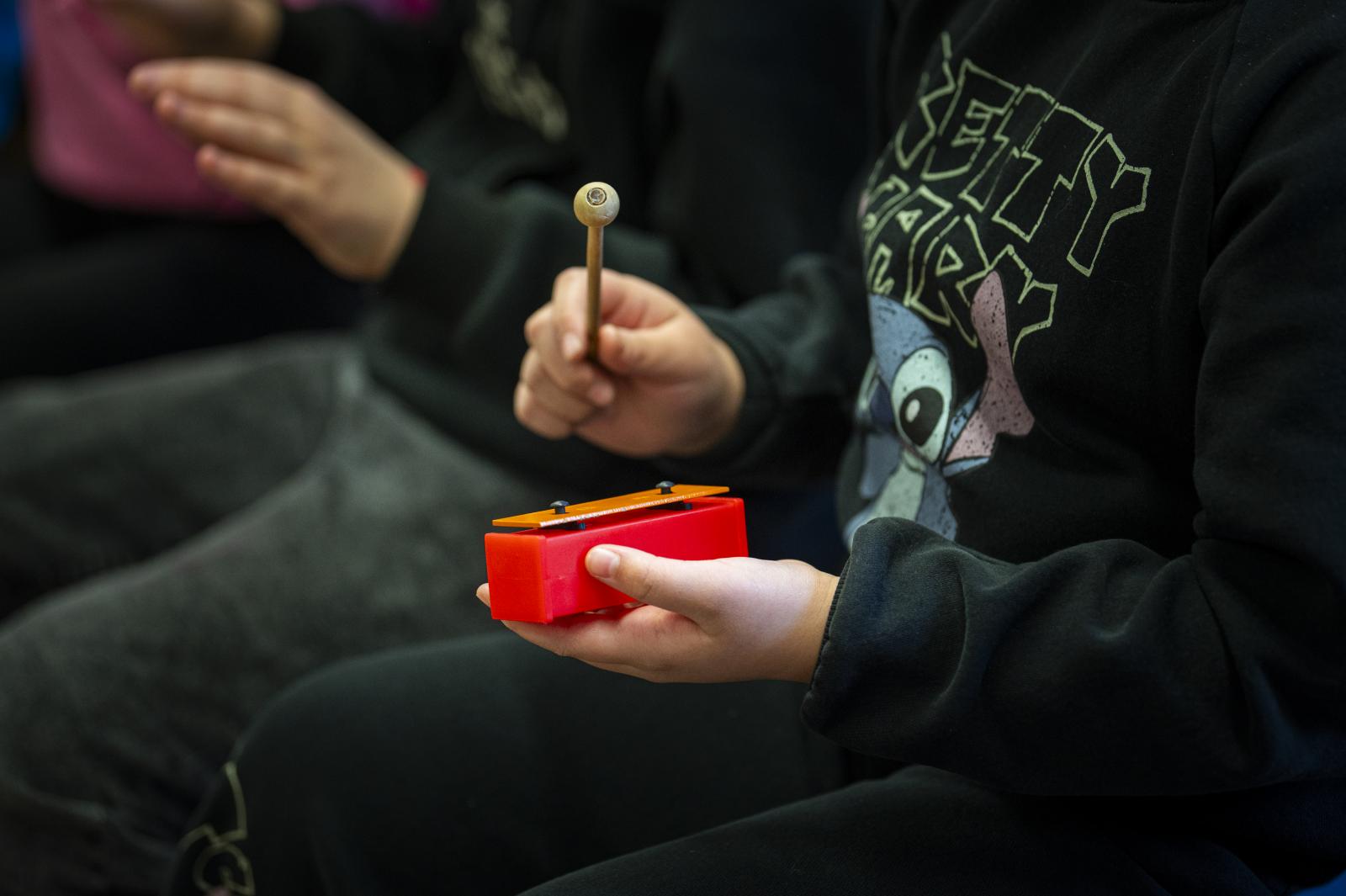 A superaros énekóra szinte végig mozgásban telik. Összetett, ritmusos taps vagy lábdobogás kíséri a dallamokat