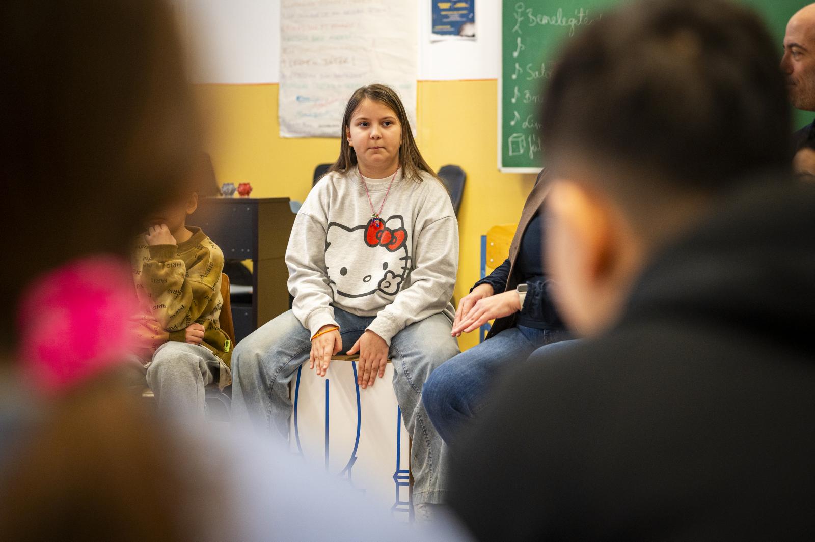 A superaros énekóra szinte végig mozgásban telik. Összetett, ritmusos taps vagy lábdobogás kíséri a dallamokat