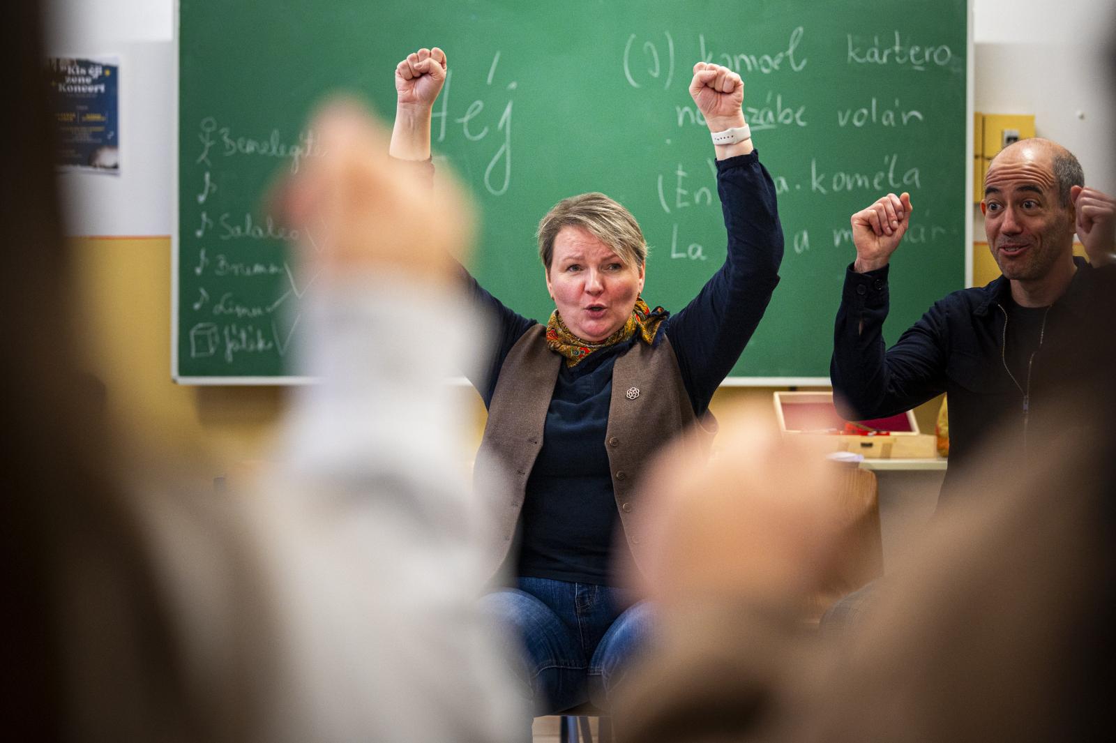 A superaros énekóra szinte végig mozgásban telik. Összetett, ritmusos taps vagy lábdobogás kíséri a dallamokat
