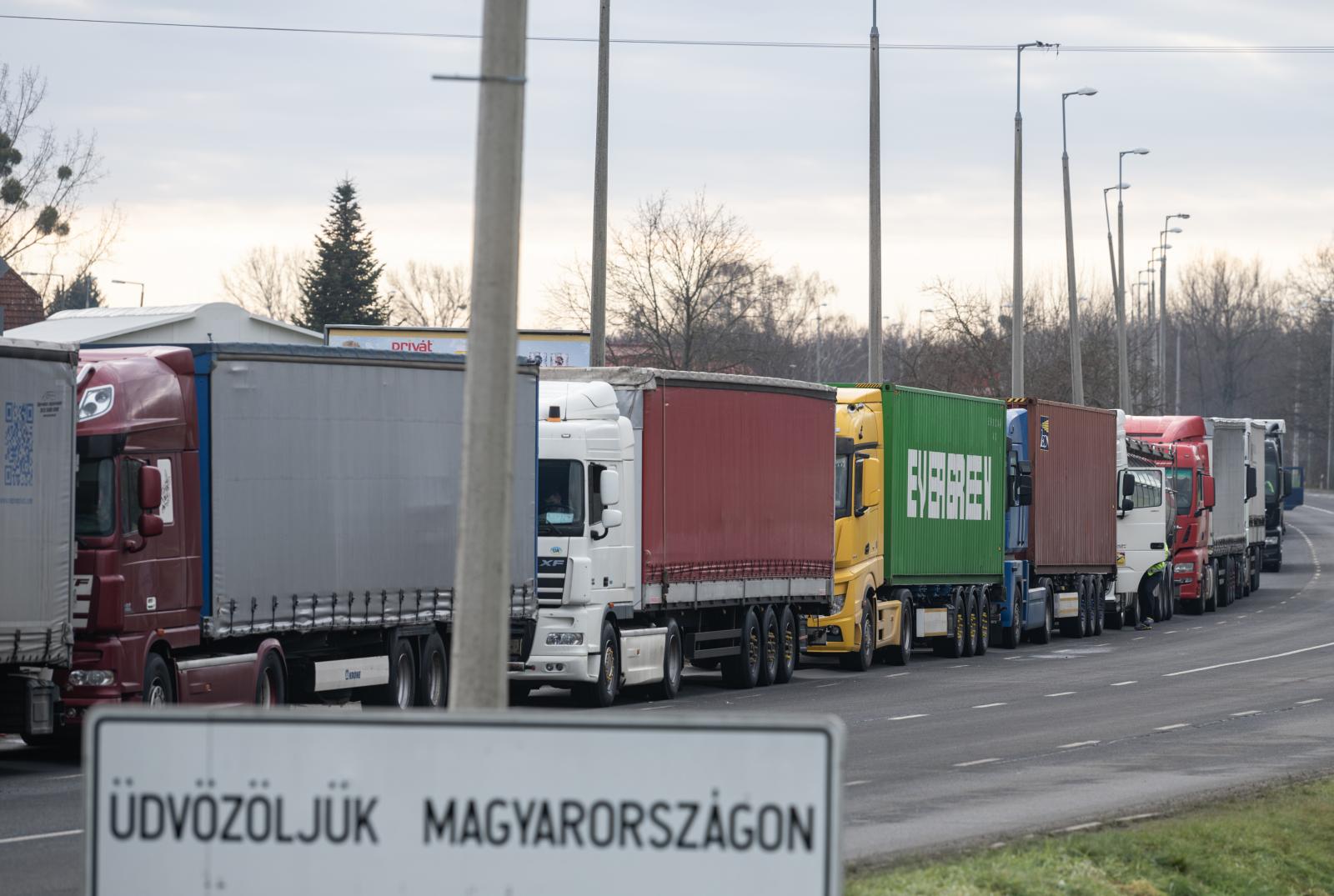 Senki sem sírja vissza a végeláthatatlan sorokat a határátkelőkön