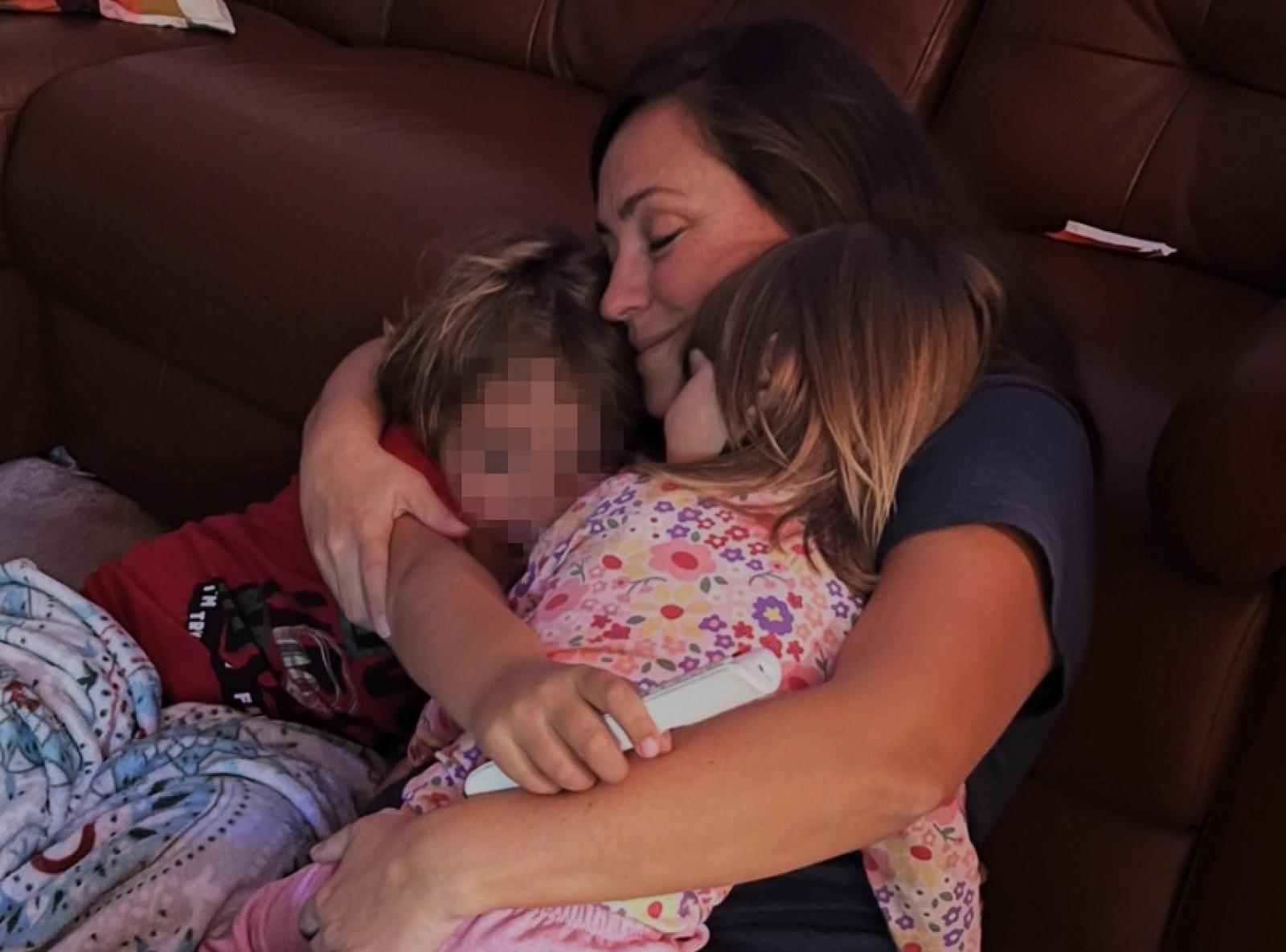 Az anya havonta egyszer, két órában láthatja nagyobbik gyerekét