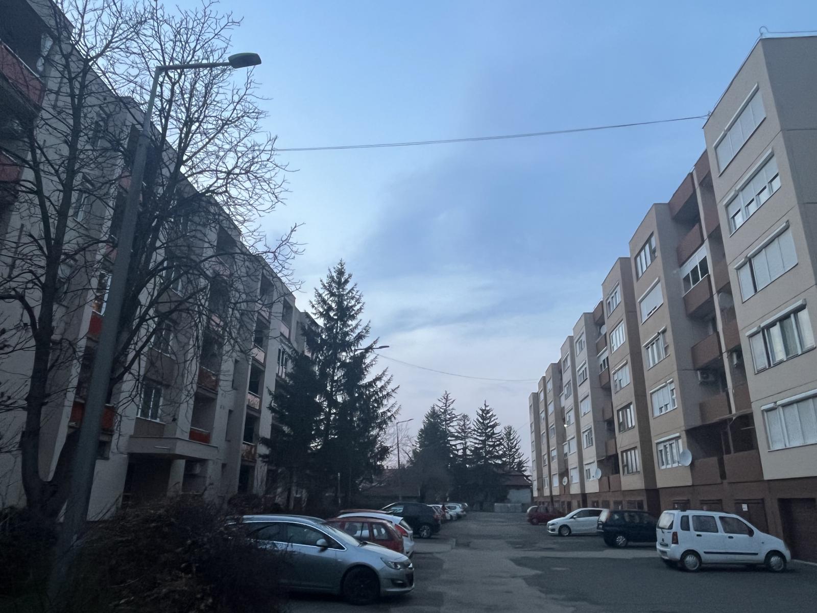 A jászberényi Barátság szövetkezet 162 háztartása hiányolja a generátorokat. Az Inno-Plan 2018 Kft. mint fővállalkozó nem mondott le róla, hogy visszaszerezze a pénzt a Wind-Electrictől, ami nem teljesítette a szerződésben foglaltakat